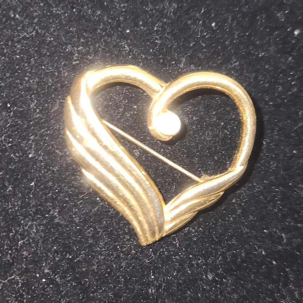 Vintage JJ Jonette Jewelry Gold Tone Winged Heart Rhinestone Brooch Pin